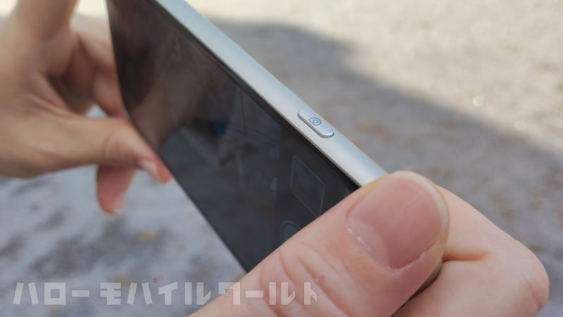 らくらくスマートフォン F-53E 本体側面に撮影ボタンあり