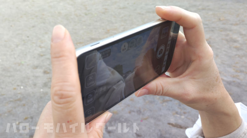 らくらくスマートフォン F-53E 本体側面のボタンで撮影