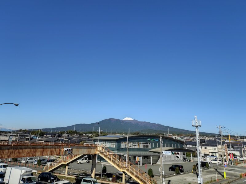 らくらくスマートフォン F53E 沼津市内街中からみた富士山