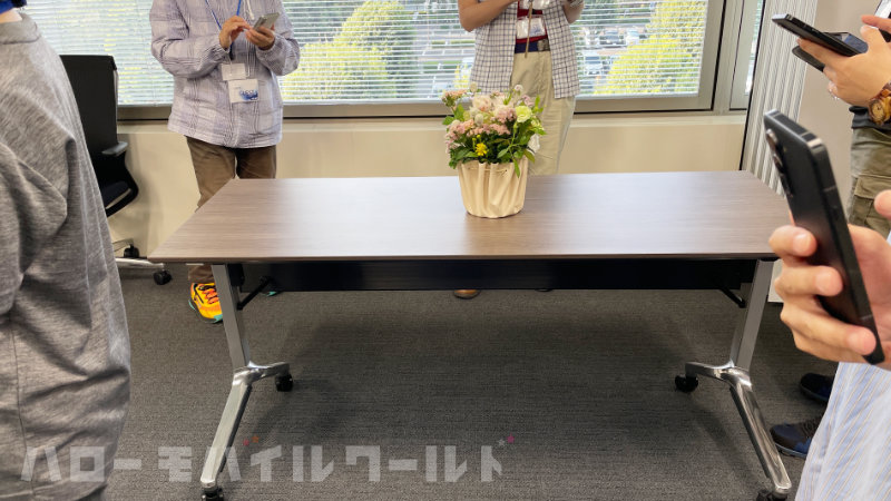 FCNT 地下実験室ツアー 一般参加者が arrows Alpha で写真撮影を体験しているところ