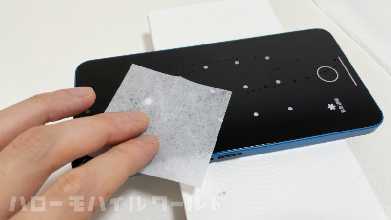 Nothing Phone (3a) ガラスフィルムを貼る前に画面をウェットティッシュで拭く