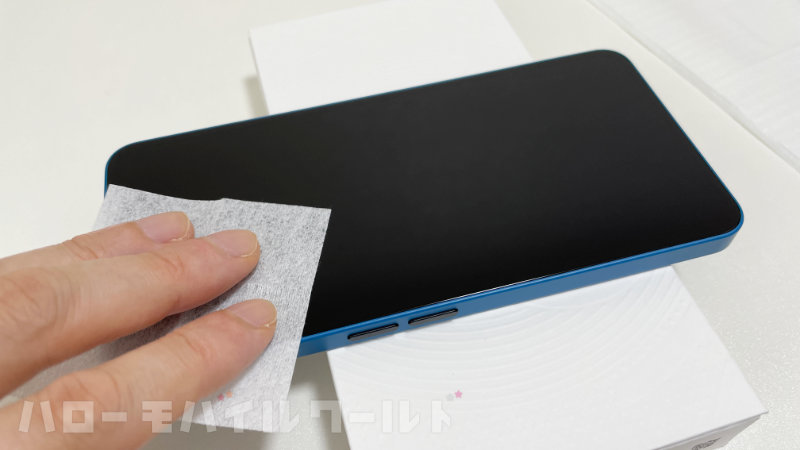Nothing Phone (3a) ガラスフィルムを貼る前に画面をドライティッシュで拭く