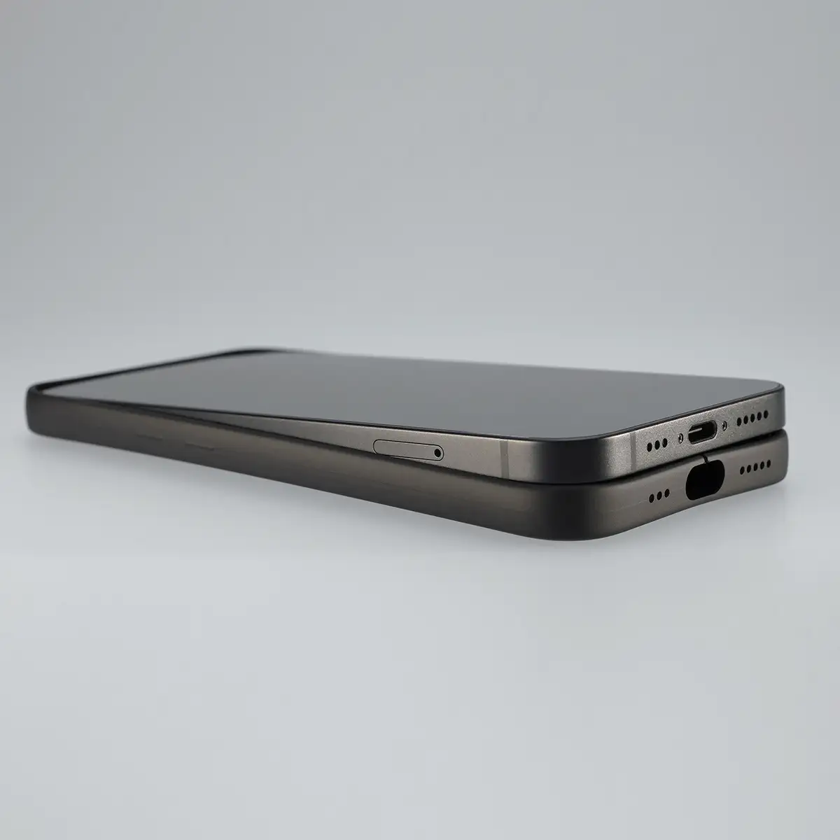 MYNUS iPhone 17e CASE 16g の軽量設計と薄さ